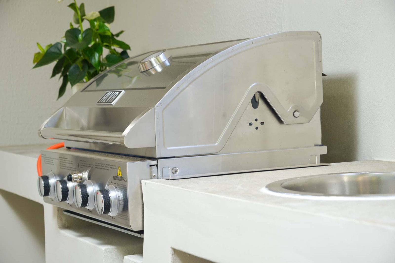 The built-in gas braai set into the garden counter